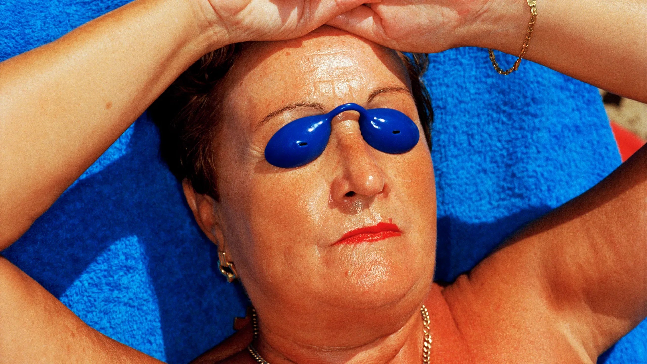 Martin Parr envahit le Jeu de Paume : une rétrospective posthume saisissante