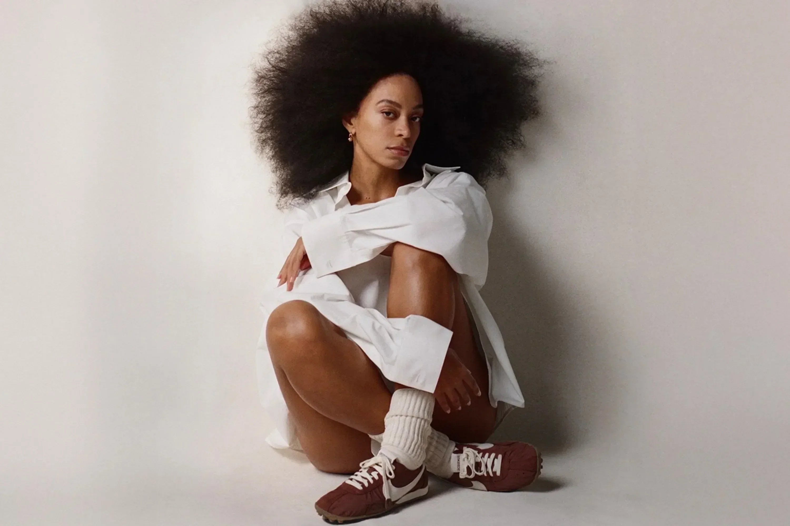 Solange illumine la nouvelle campagne "Moon Shoe" de Jacquemus x Nike